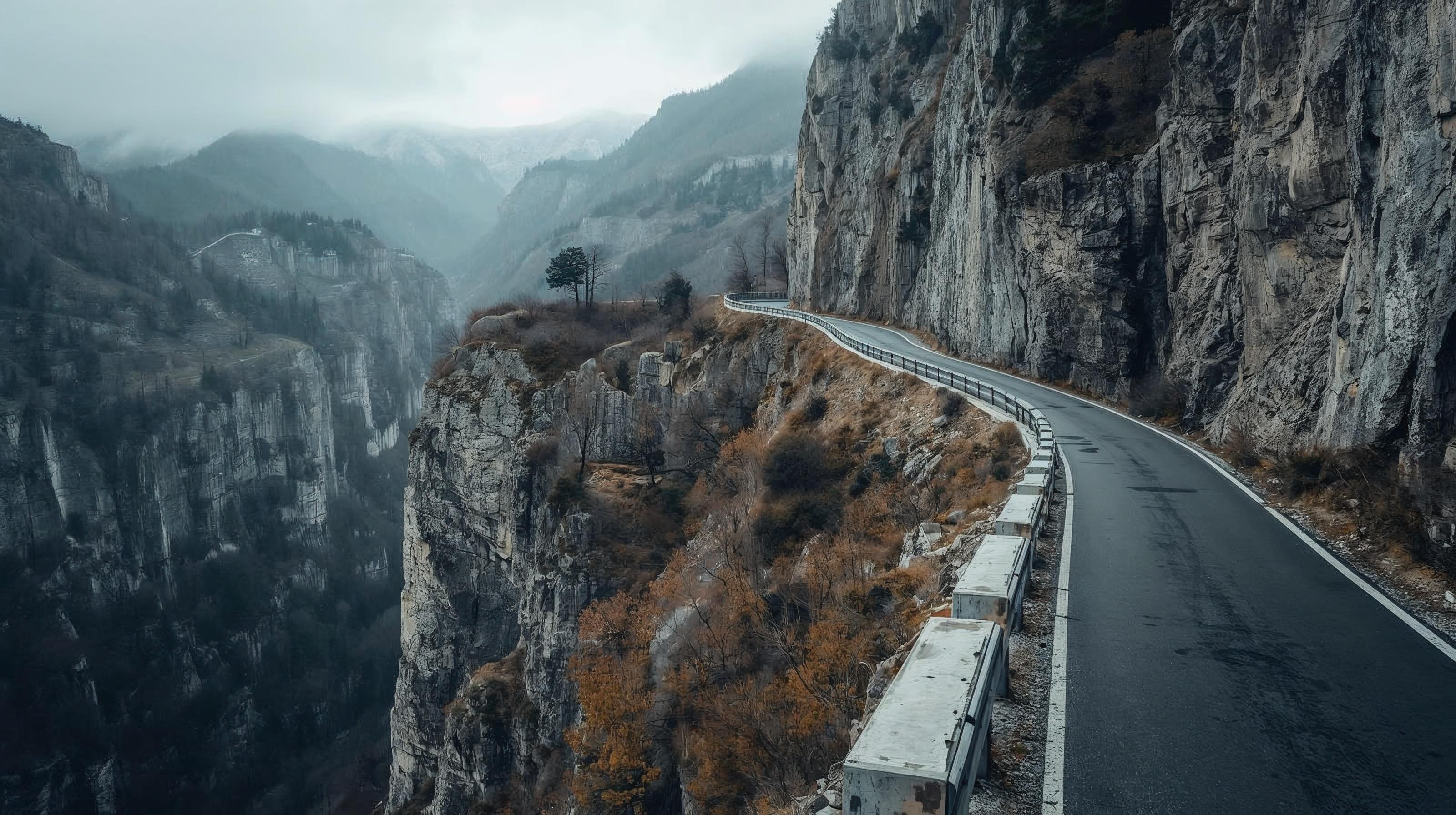 Carretera de montaña en Croacia con precipicio, escenario del accidente más citado de Frano Selak