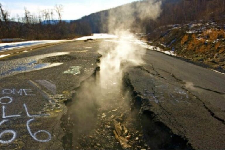 Tramo cerrado de la Ruta 61 en Centralia con grietas y grafitis