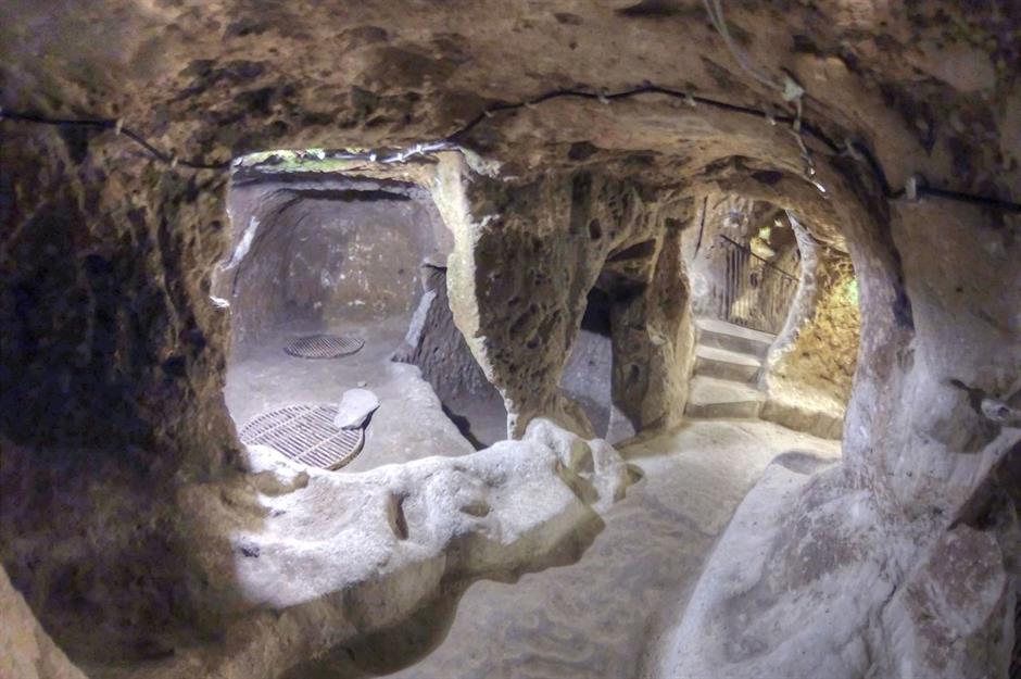 Vista interior de los túneles y niveles de la ciudad subterránea de Derinkuyu
