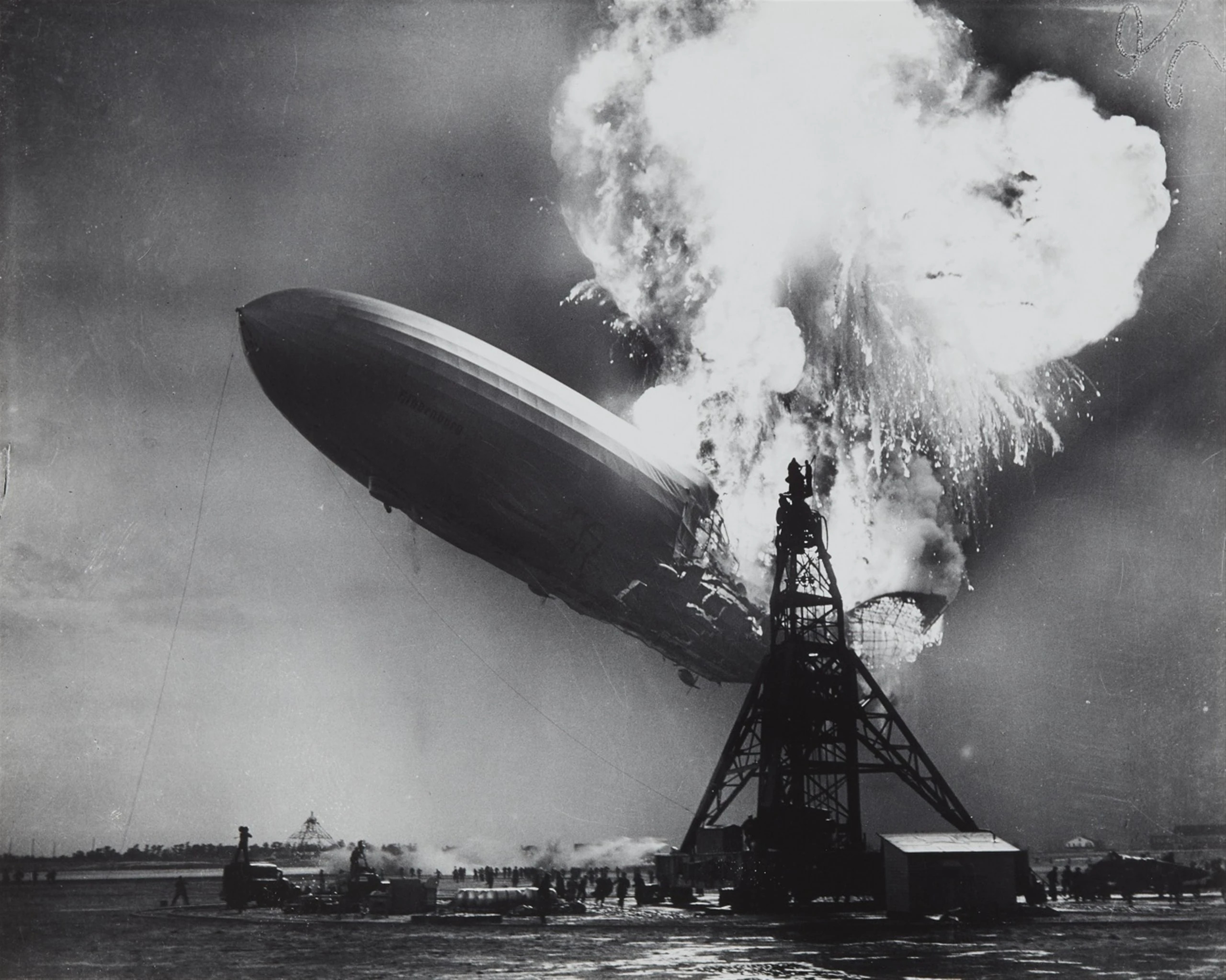 Hindenburg incendiándose durante el amarre en Lakehurst, Nueva Jersey, 1937