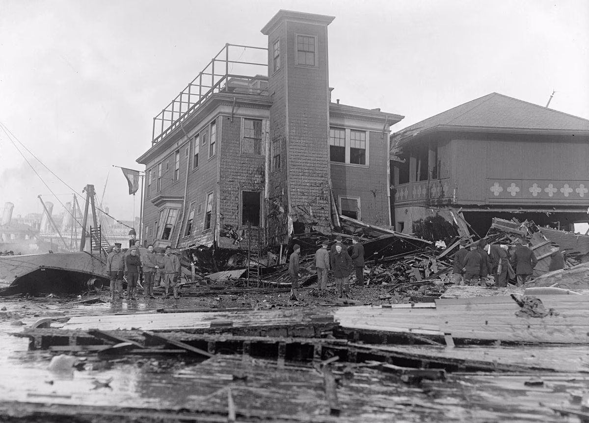 Equipos de rescate en la Estación de bomberos n.º 31 limpiando melaza tras el desastre de Boston