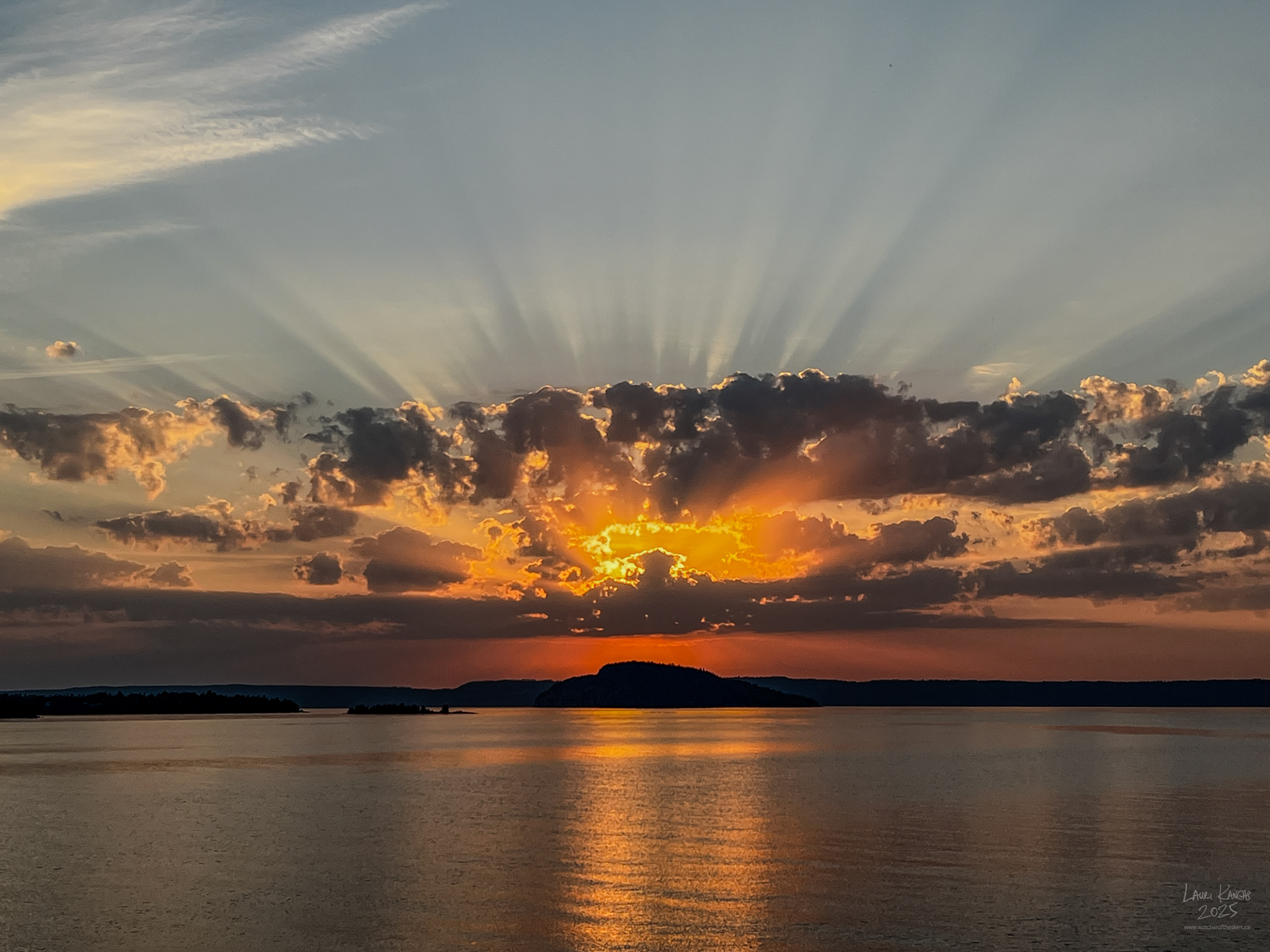 Reflejo solar en nubes interpretado como lanzamiento de misiles