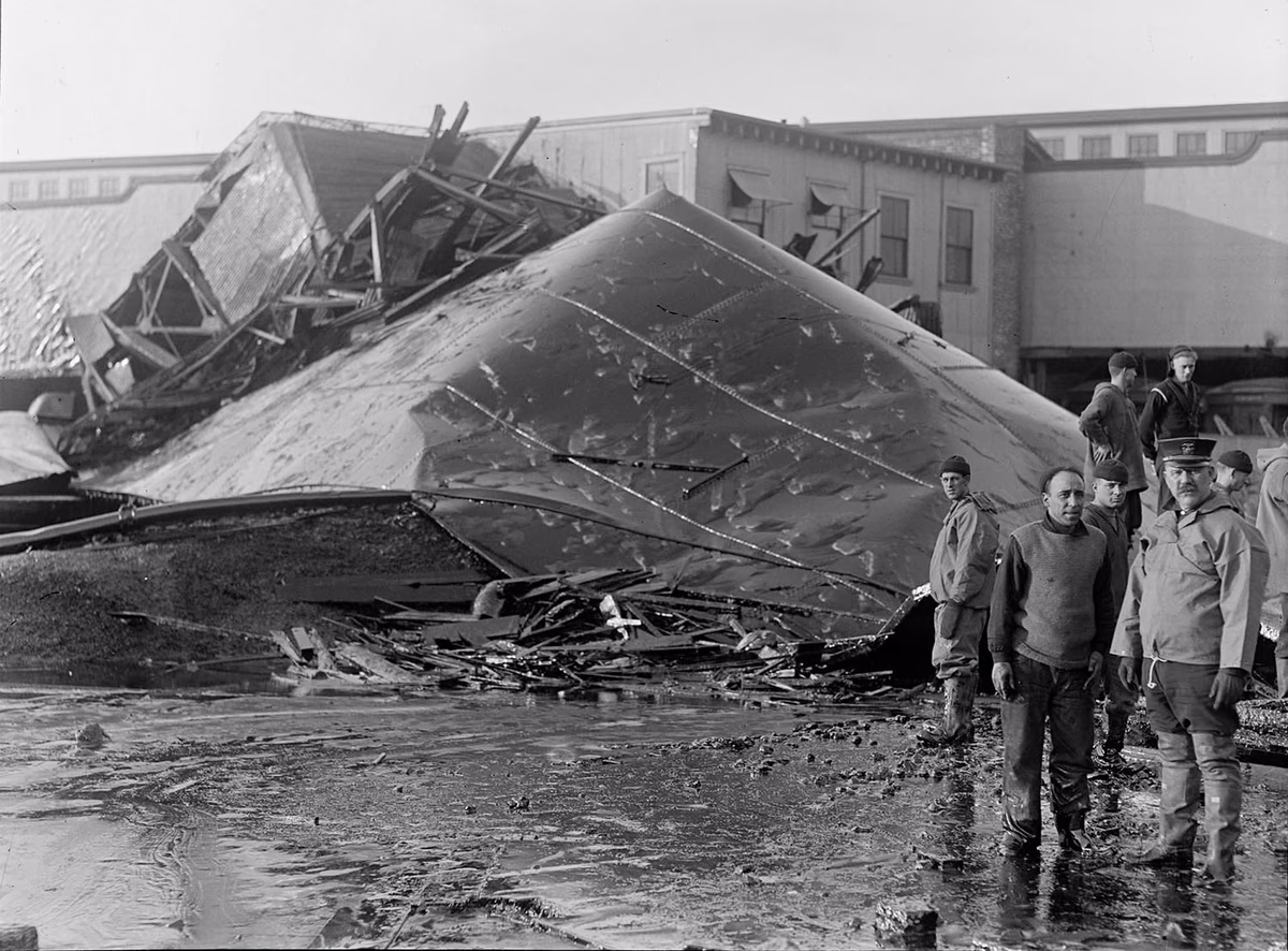 Equipos de rescate limpiando melaza tras el desastre de Boston
