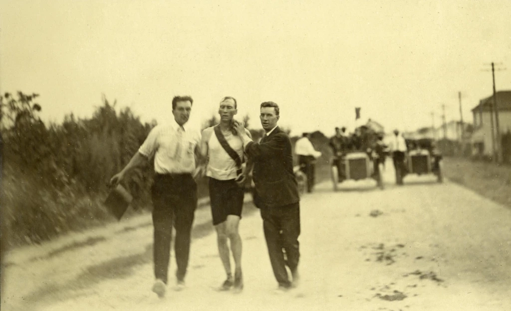 Thomas Hicks asistido durante el maratón olímpico de 1904
